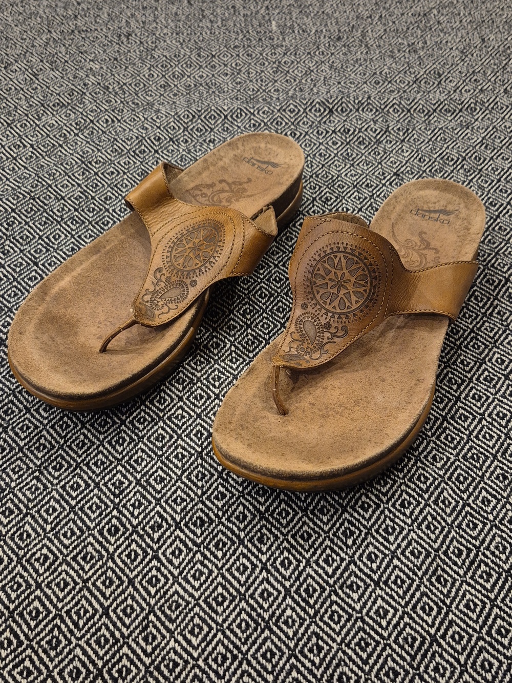 Dansko Priya Tan Brown Leather Thong Sandal Size 41